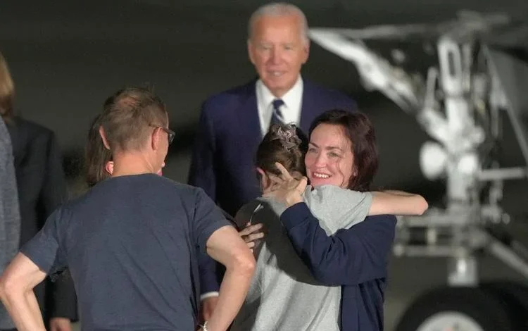 Biden, Harris Hug U.S. Prisoners Released in Russia Swap