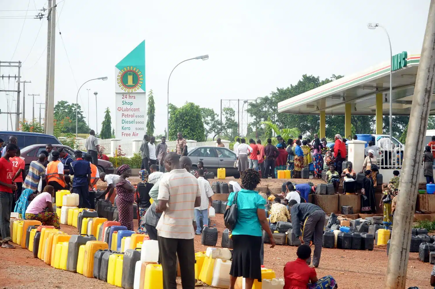 Fuel Crisis Lingers As Nnpcl Seeks Fresh $2bn Crude-backed Loan - Tv360 