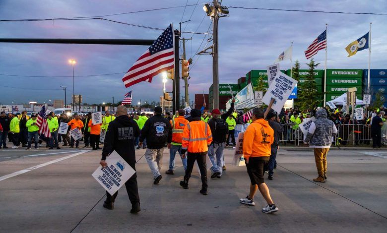 US Dockworkers Union to Suspend Strike after Reaching Tentative Deal