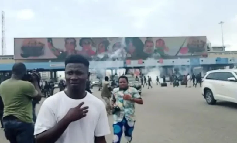 Police Disperse Protesters with Teargas at Lekki Tollgate