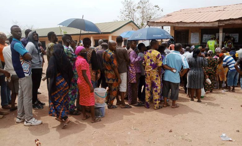 EdoDecides2024: Angry Voter Scolds INEC Officials over Delay