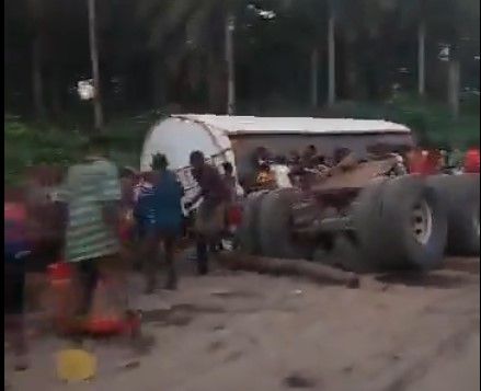 Cross River Residents Scoop Fuel as Tanker Falls in Akamkpa